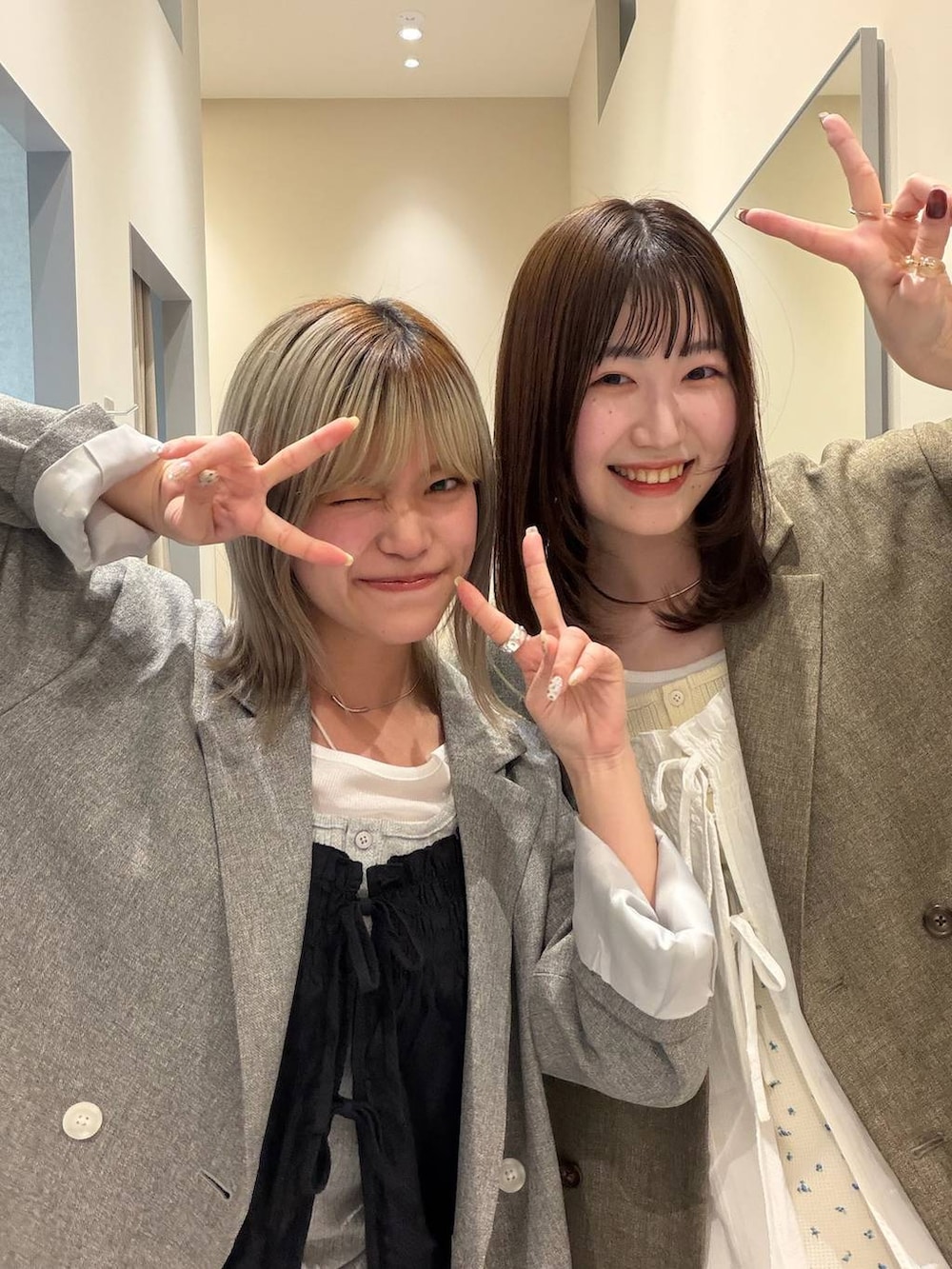 グレー系のテーラードジャケット、ブラック系のローファー、ブラウン系のローファーを着用したレディースの春コーディネートの7枚目の写真