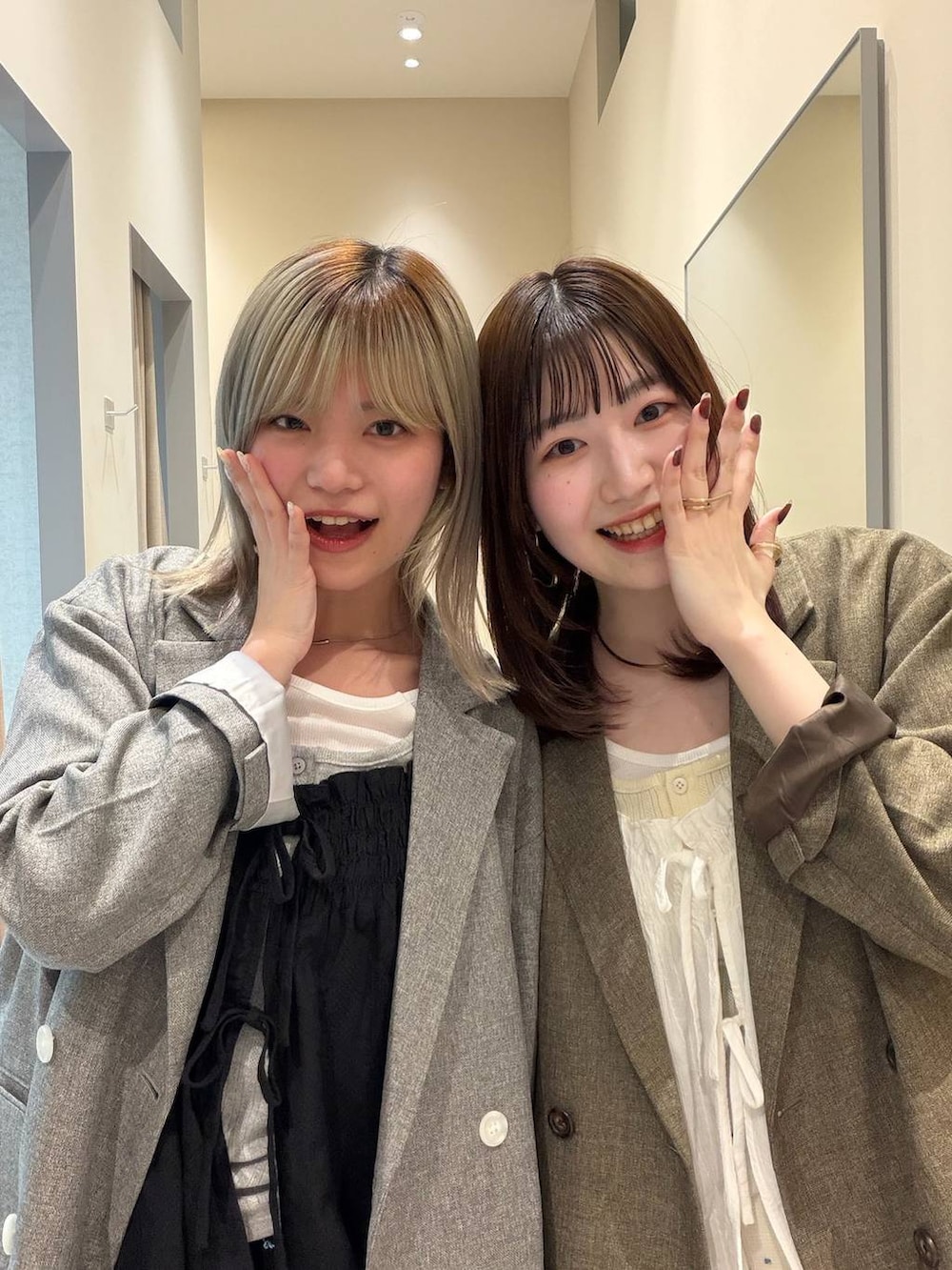 グレー系のテーラードジャケット、ブラック系のローファー、ブラウン系のローファーを着用したレディースの春コーディネートの8枚目の写真