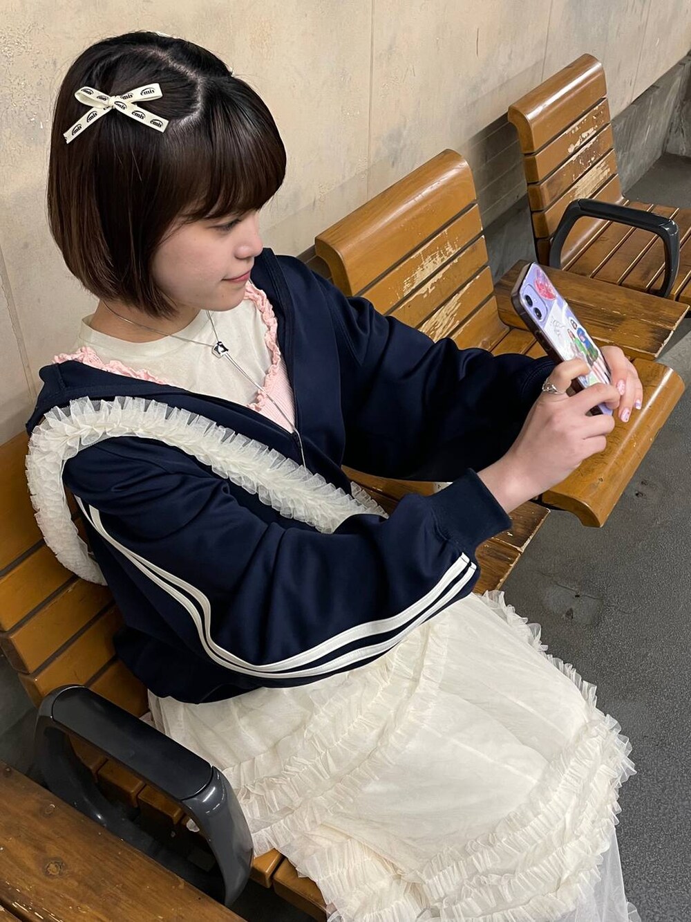 ブラック系のパンプス、その他のTシャツ/カットソー、ピンク系のキャミソールを着用したレディースの春コーディネートの2枚目の写真