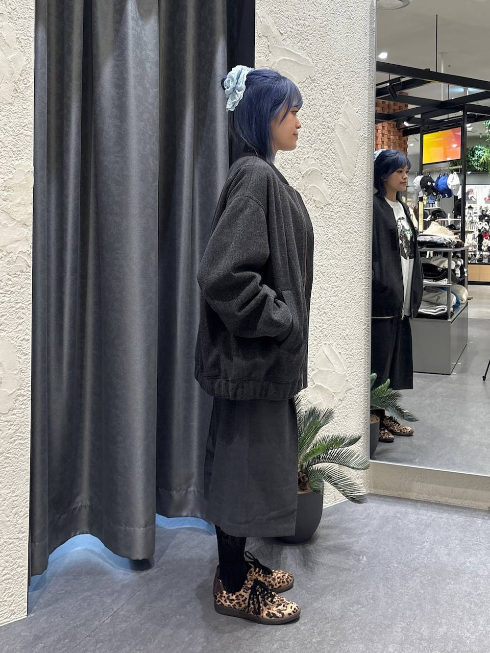 その他のスニーカー、グレー系のその他パンツ、グレー系のMA-1を着用したレディースの冬コーディネートの4枚目の写真