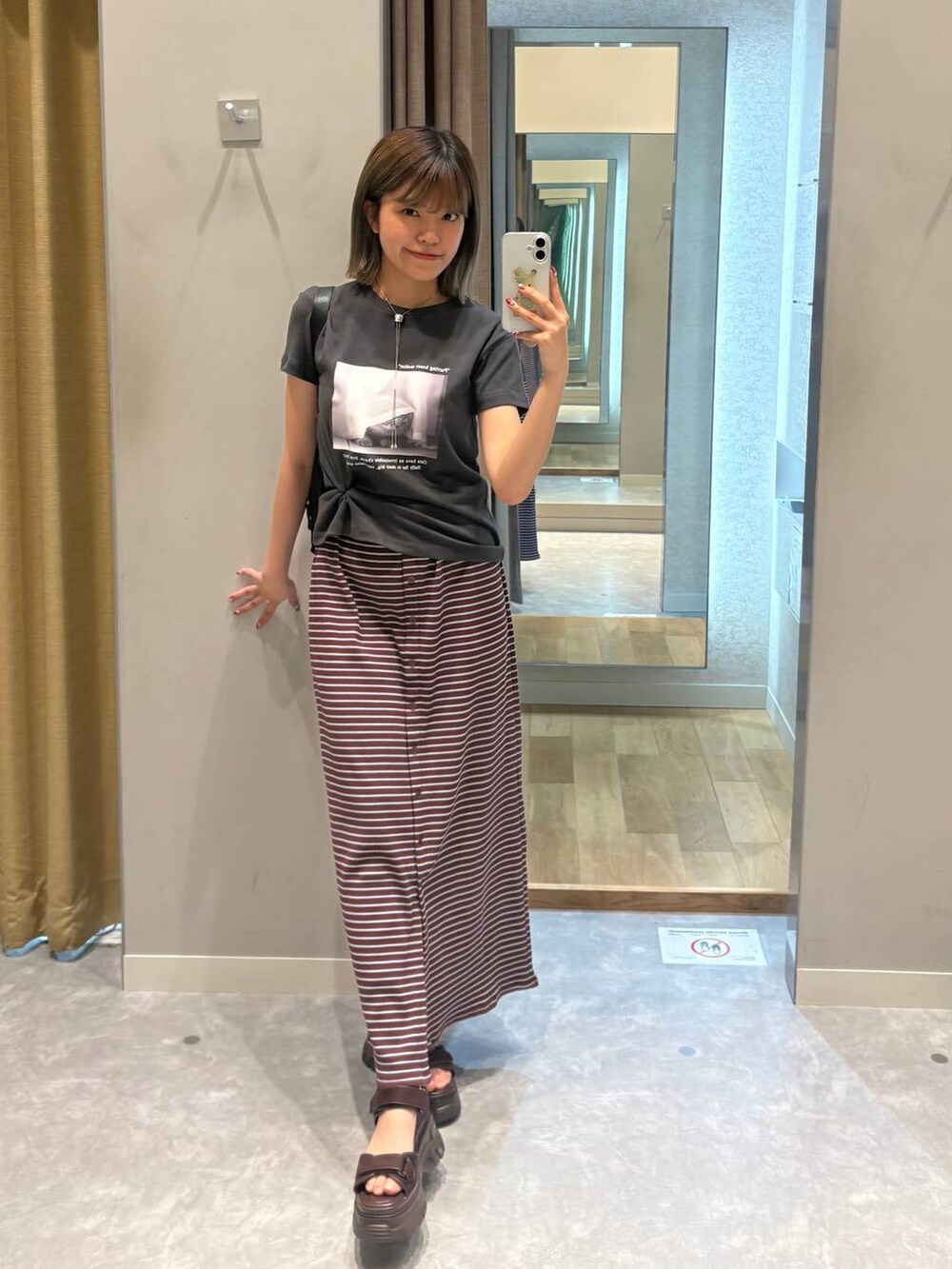 グレー系のTシャツ/カットソー、ブラック系のショルダーバッグ、ブラウン系のサンダルを着用したレディースの夏コーディネートの6枚目の写真