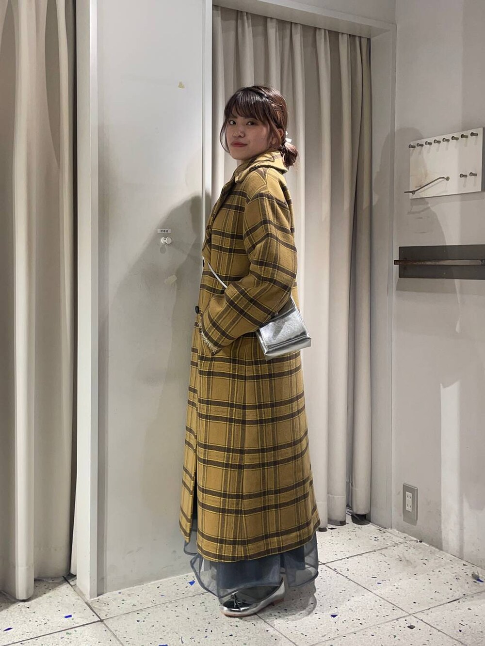 グリーン系のショルダーバッグ、グレー系のバレエシューズ、グレー系のカーディガン/ボレロを着用したレディースの冬コーディネートの2枚目の写真