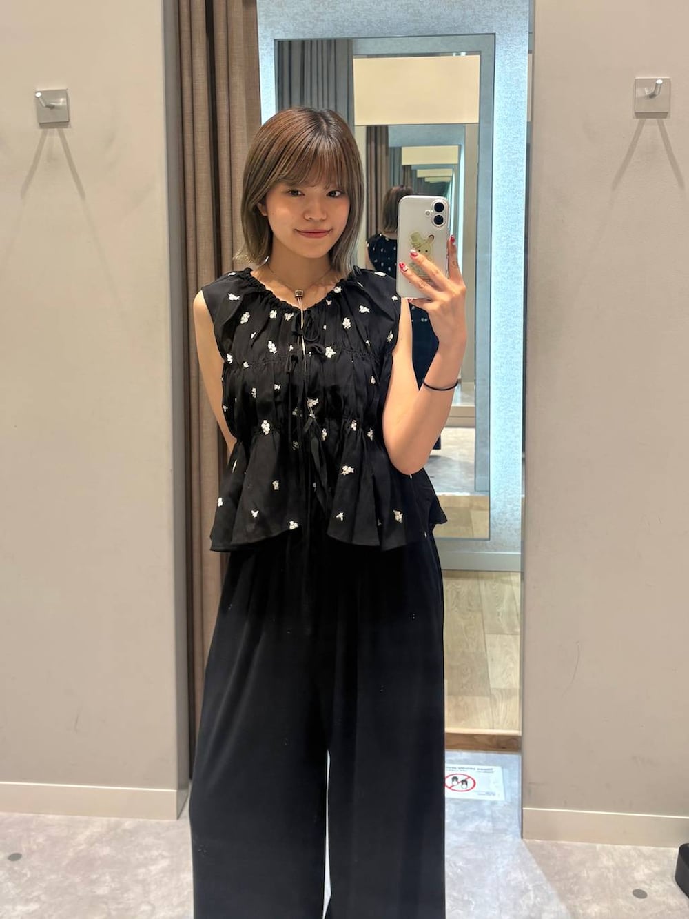 ブラック系のその他パンツ、ピンク系のサンダル、ブラック系のシャツ/ブラウスを着用したレディースの夏コーディネートの5枚目の写真