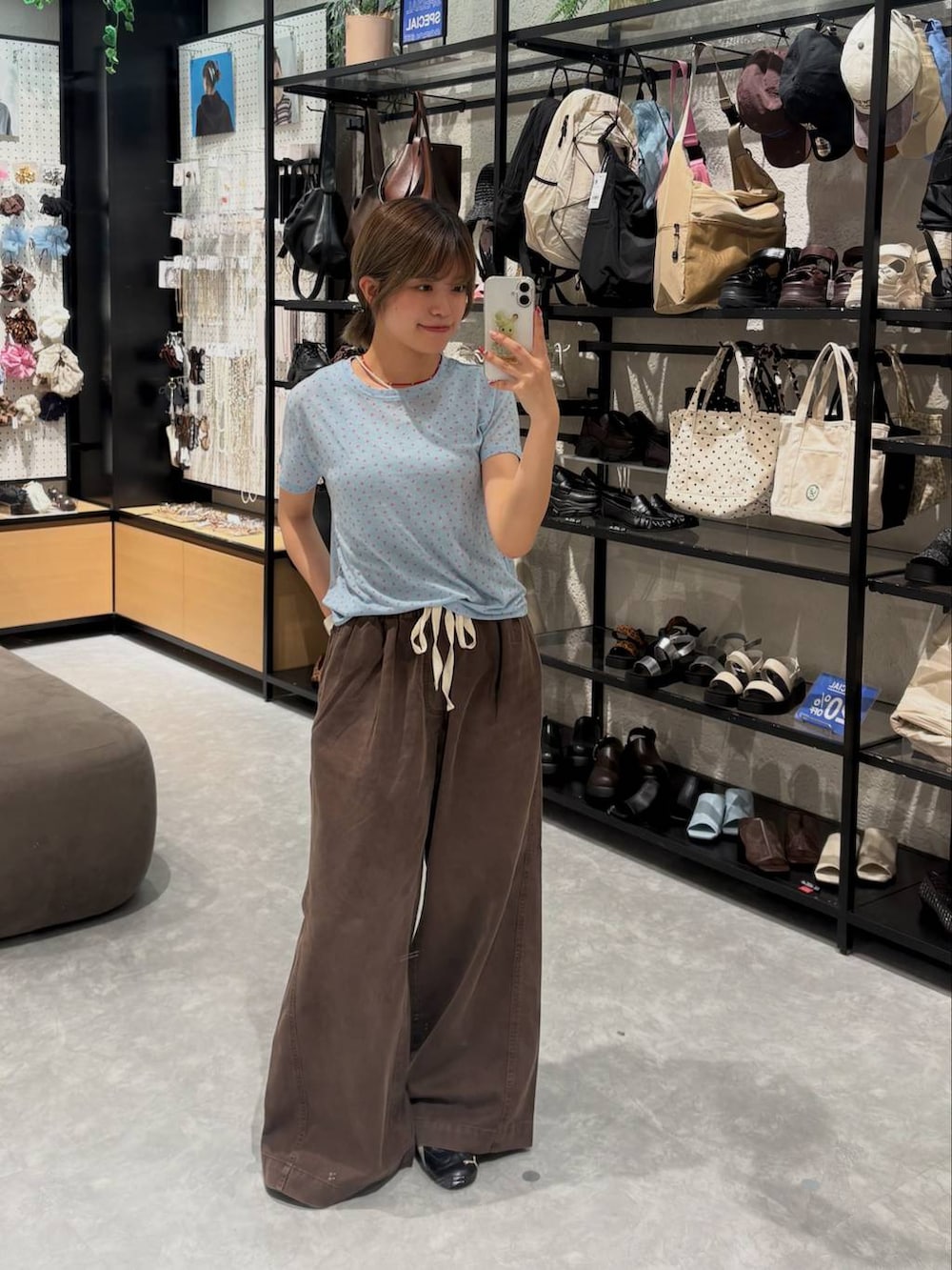 ブルー系のTシャツ/カットソー、ブラウン系のデニムパンツ、レッド系のネックレスを着用したレディースの夏コーディネートの3枚目の写真