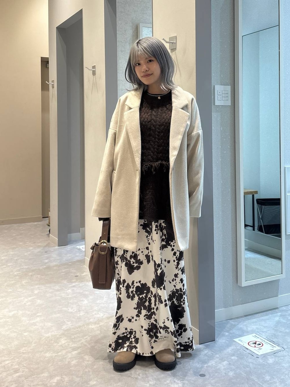 その他のスカート、ホワイト系のその他アウター、ブラウン系のニット/セーターを着用したレディースの冬コーディネートの6枚目の写真