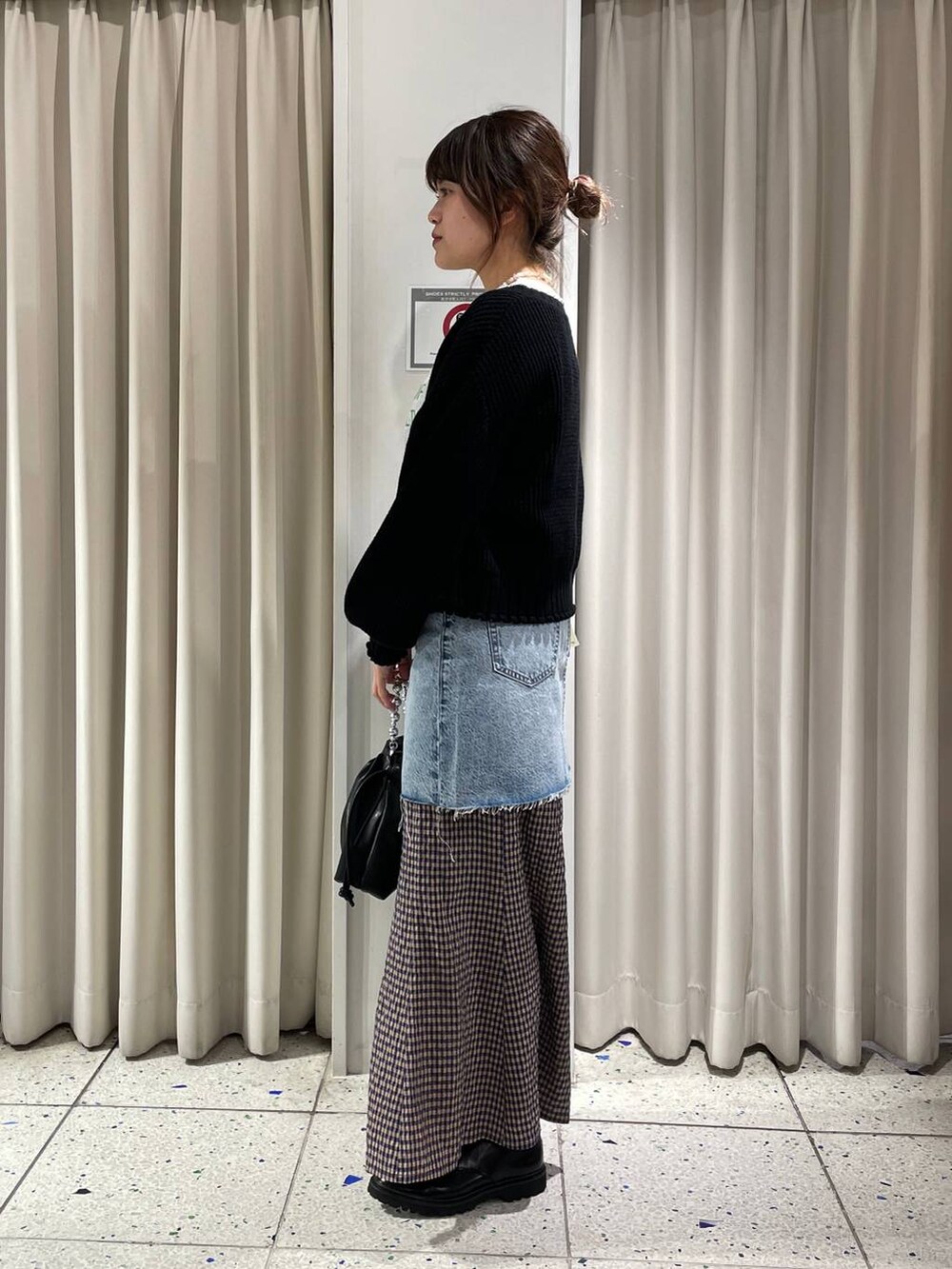 ブラック系のモカシン/デッキシューズ、ブラック系のカーディガン/ボレロ、ブラック系のショルダーバッグを着用したレディースの春コーディネートの2枚目の写真