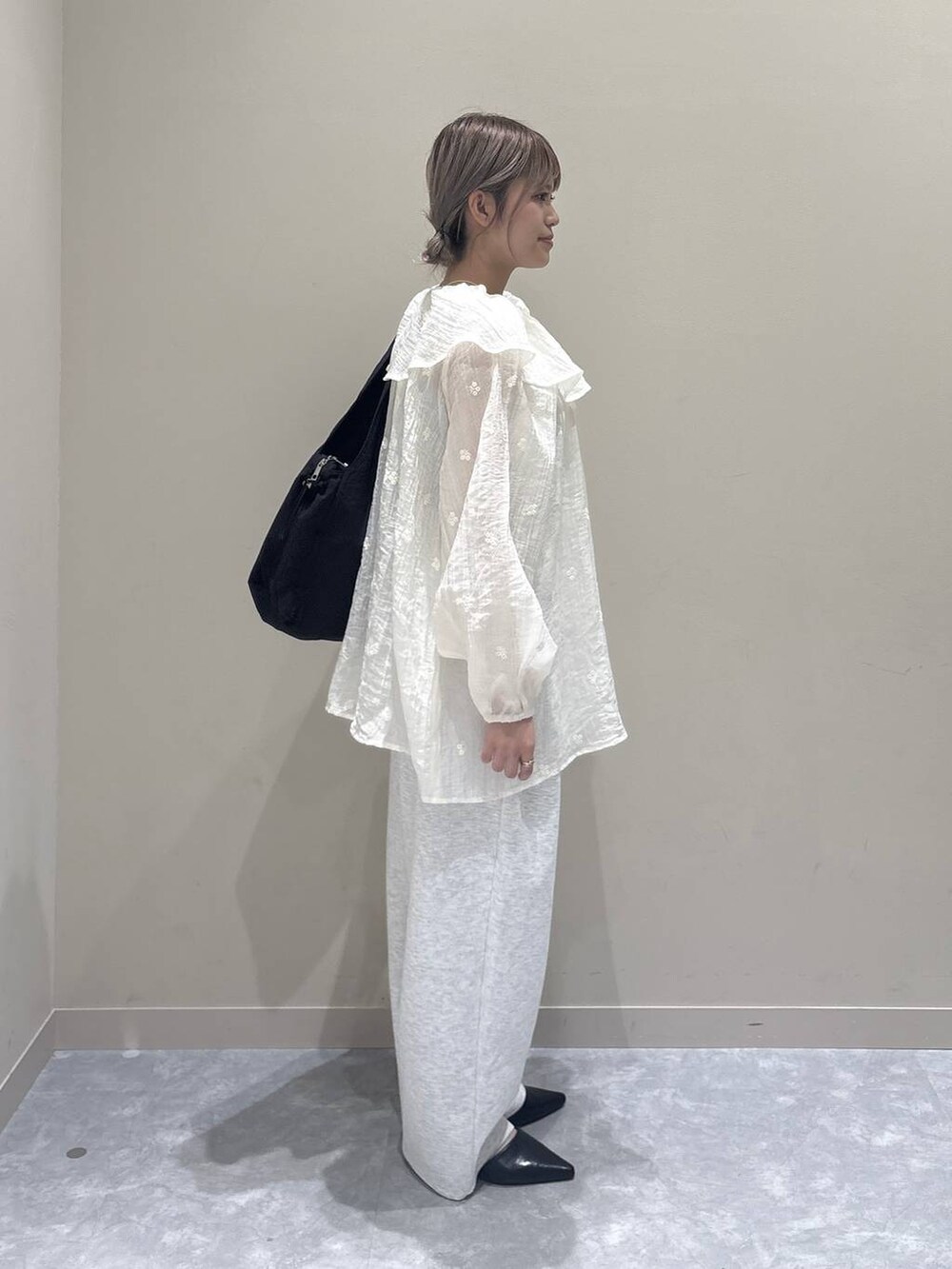 グレー系のスウェットパンツ、ブラック系のサンダル、ブラック系のトートバッグを着用したレディースの春コーディネートの4枚目の写真
