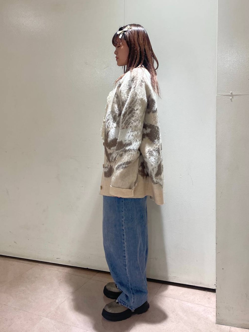 ホワイト系のTシャツ/カットソー、ホワイト系のベスト、ホワイト系のカーディガン/ボレロを着用したレディースの冬コーディネートの2枚目の写真