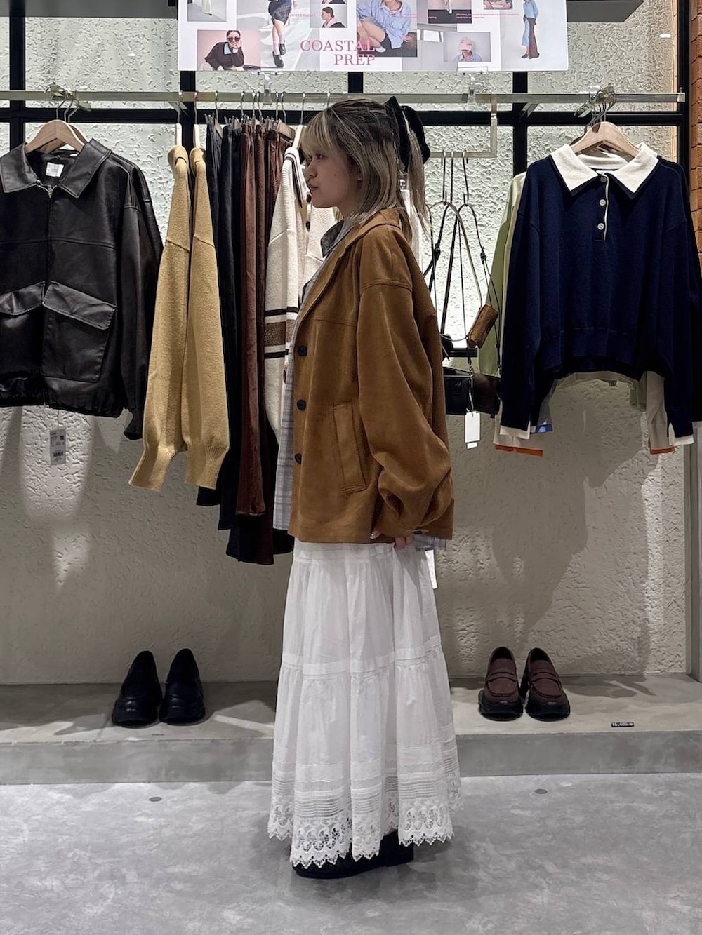 その他のシャツ/ブラウス、ブラウン系のテーラードジャケット、ブラック系のローファーを着用したレディースの春コーディネートの4枚目の写真