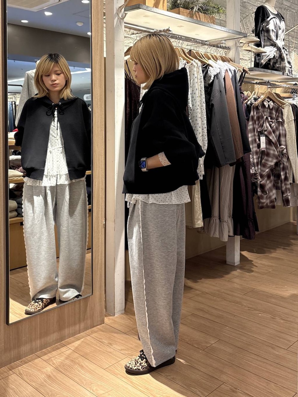 ホワイト系のTシャツ/カットソー、グレー系のスウェットパンツ、ブラック系のパーカーを着用したレディースの秋コーディネートの4枚目の写真