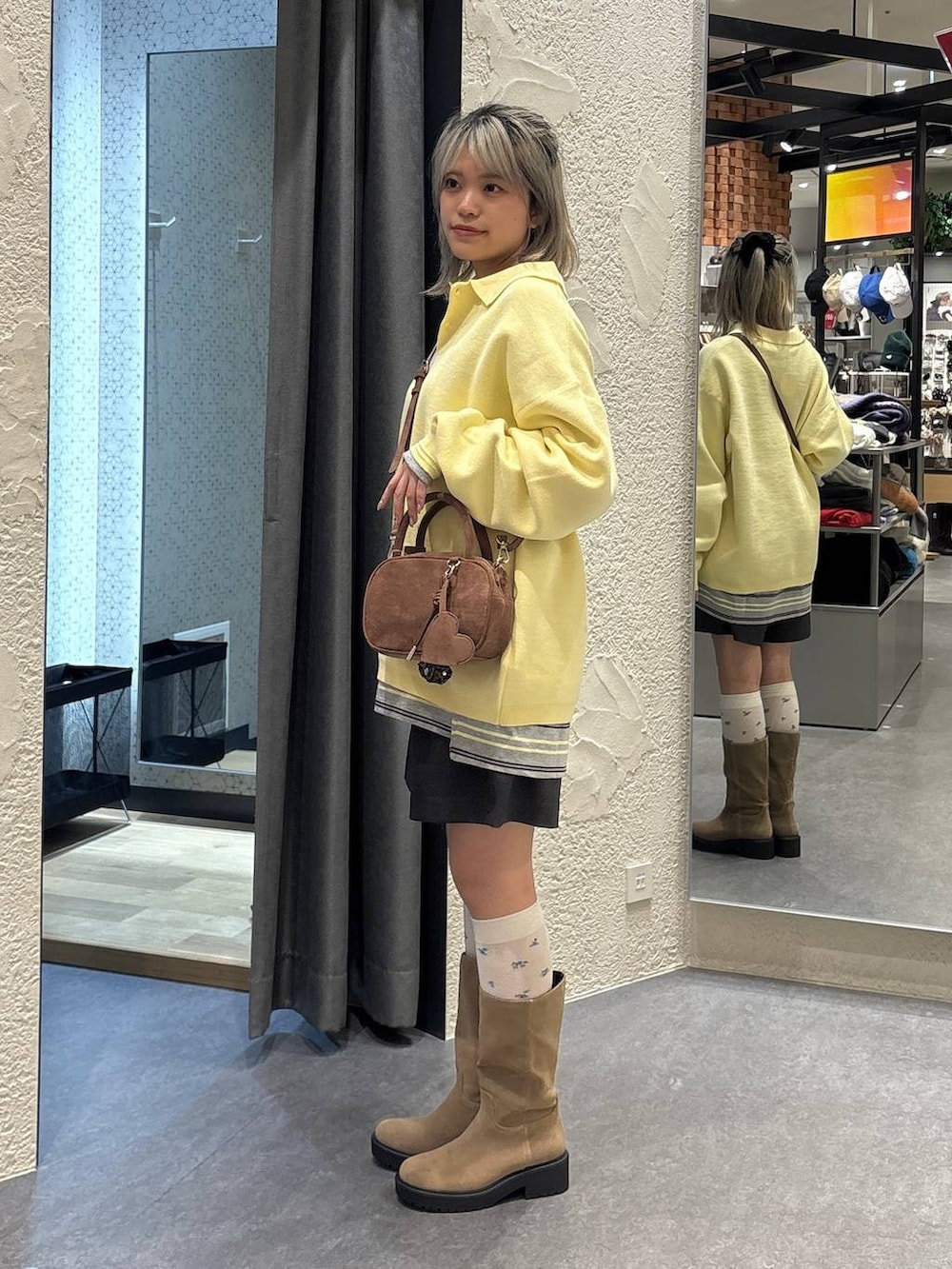 グレー系のその他パンツ、グレー系のTシャツ/カットソー、ブラウン系のボストンバッグを着用したレディースの冬コーディネートの2枚目の写真