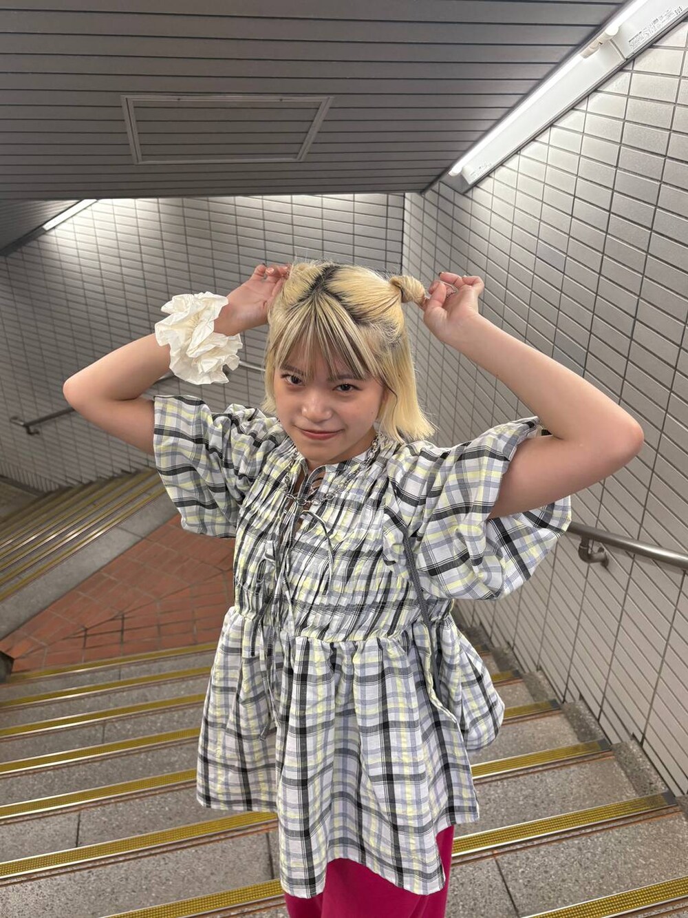 ホワイト系のシャツ/ブラウス、グレー系のバックパック/リュック、ホワイト系のヘアゴムを着用したレディースの春コーディネートの2枚目の写真