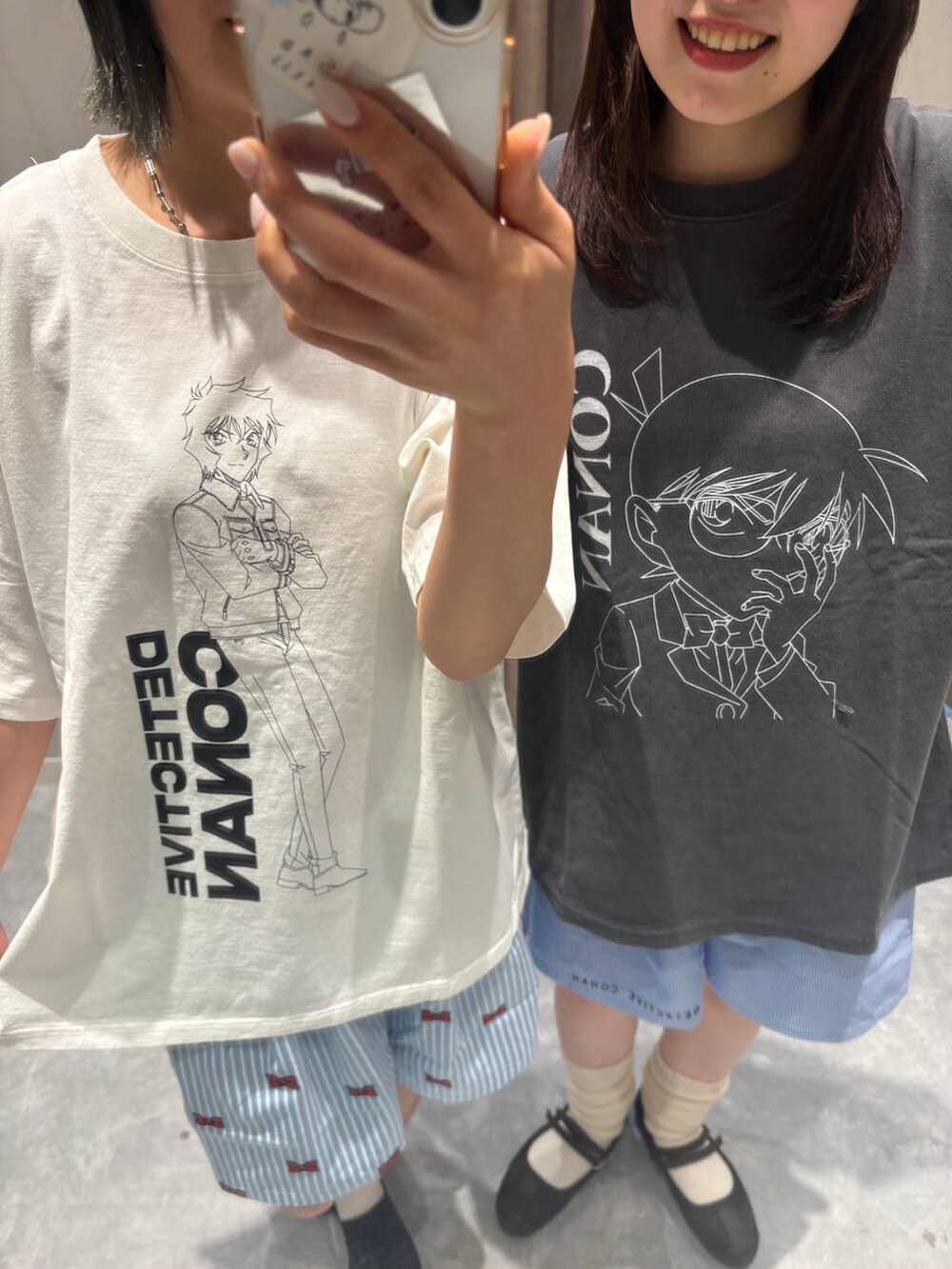 ブラウン系のスニーカー、ブラック系のサンダル、その他のTシャツ/カットソーを着用したレディースの春コーディネートの2枚目の写真