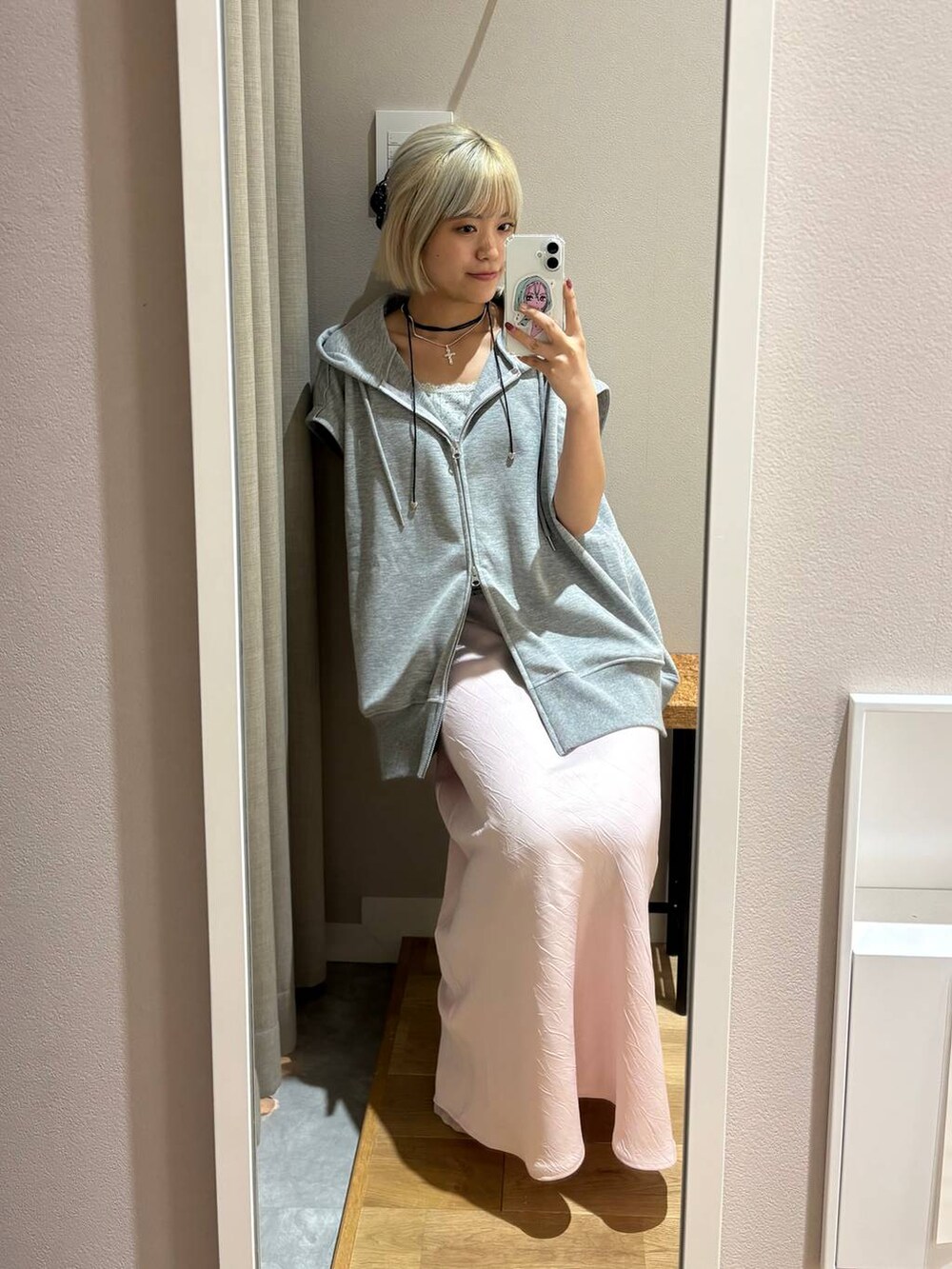 ピンク系のスカート、グレー系のキャミソール、グレー系のTシャツ/カットソーを着用したレディースの夏コーディネートの3枚目の写真