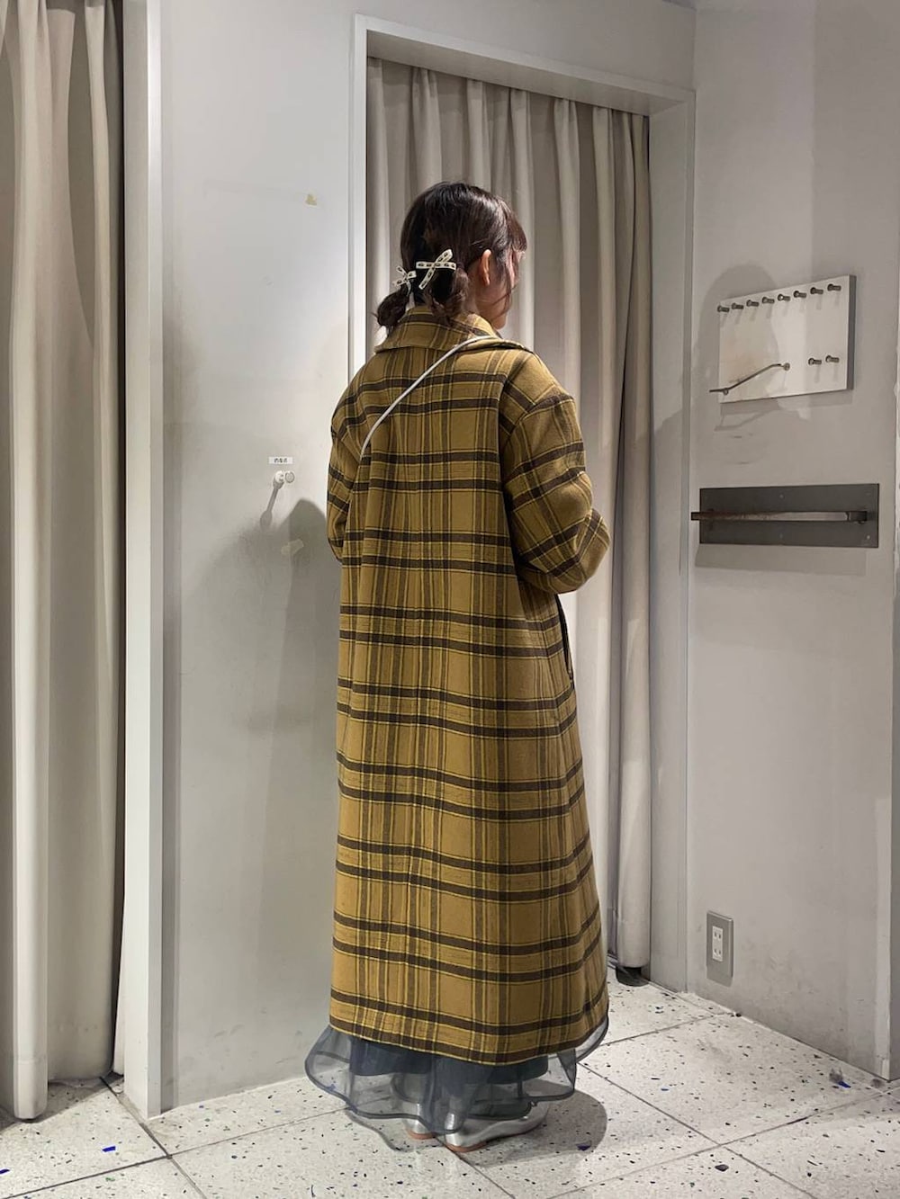 グリーン系のショルダーバッグ、グレー系のバレエシューズ、グレー系のカーディガン/ボレロを着用したレディースの冬コーディネートの3枚目の写真