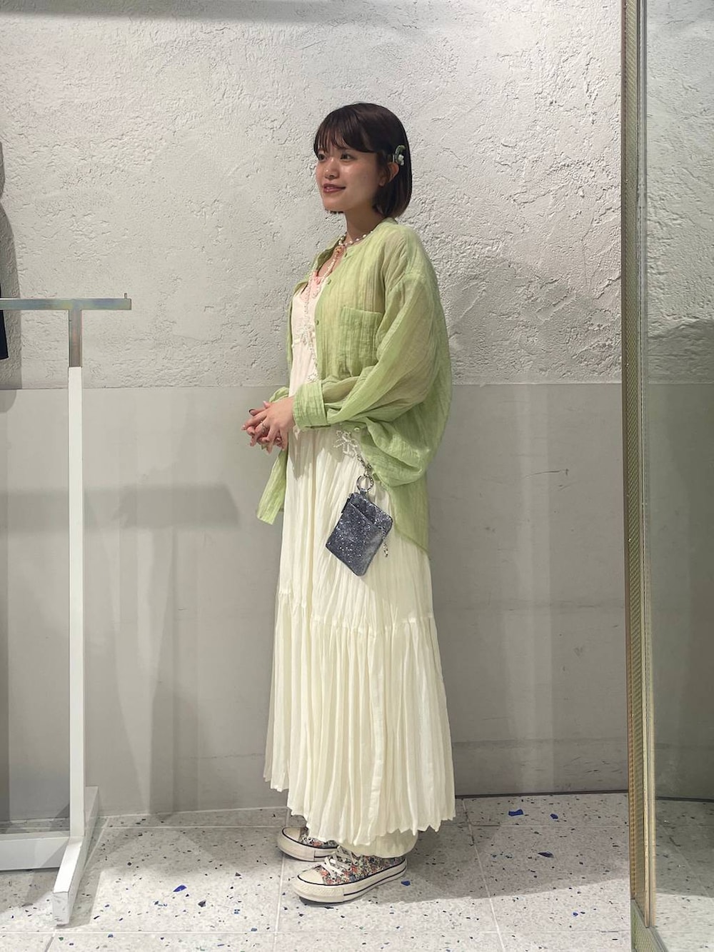 ホワイト系のカーゴパンツ、ピンク系のキャミソール、グリーン系のシャツ/ブラウスを着用したレディースの春コーディネートの4枚目の写真