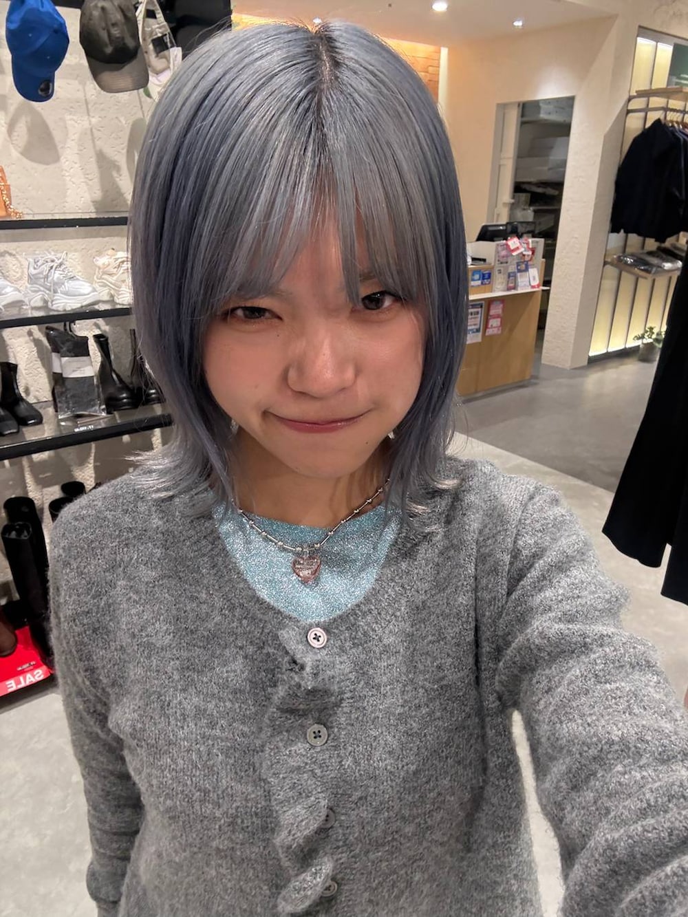 ブラック系のブーツ、グレー系のその他パンツ、グレー系のニット/セーターを着用したレディースの冬コーディネートの2枚目の写真