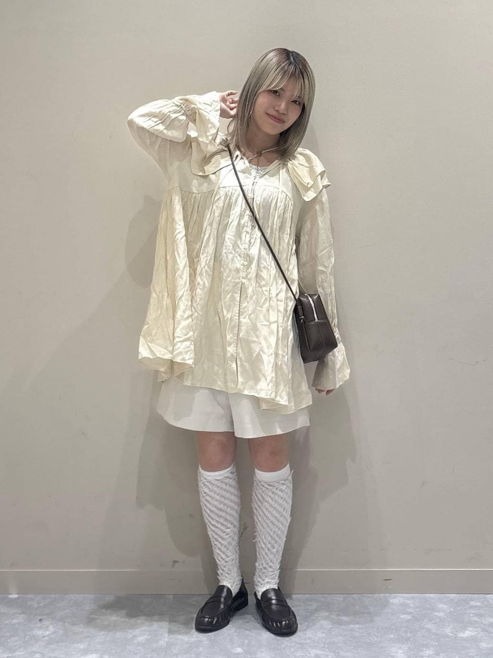 ホワイト系のその他パンツ、ブラウン系のローファー、グレー系のタンクトップを着用したレディースの春コーディネートの5枚目の写真