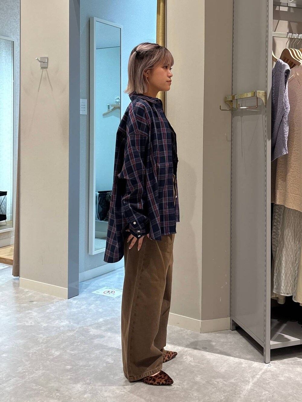 「差し色コーデ、個性派、カジュアル、楽ちんコーデ、ローリーズスタイル_LOWRYS FARM、大人女子カジュアル_LOWRYS FARM、韓国系、リラックス、ラフ、ミーハー、ベーシック/シンプル、デニムパンツ、チェック、シャツ、秋コーデ」|「LOWRYS FARMのアソートチェックBIGシャツ 525629(シャツ/ブラウス、ブルー系)」を使った、yuicoさん(レディース・157cm)の夏コーディネートの4枚目の写真