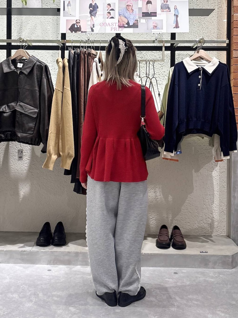 グレー系のスウェットパンツ、ブラック系のショルダーバッグ、ブラック系のローファーを着用したレディースの春コーディネートの3枚目の写真