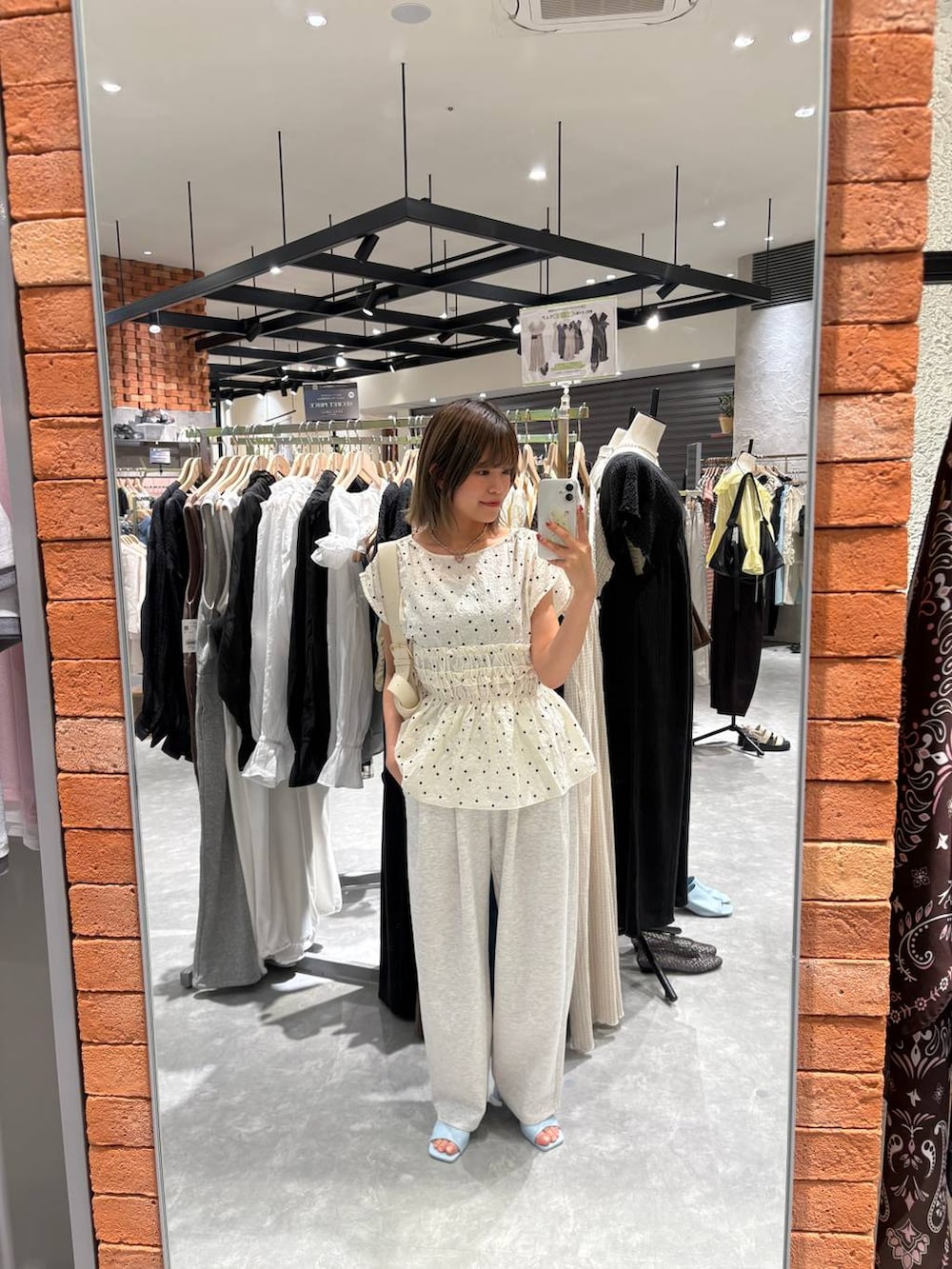 グレー系のスウェットパンツ、ホワイト系のショルダーバッグ、その他のシャツ/ブラウスを着用したレディースの夏コーディネートの3枚目の写真