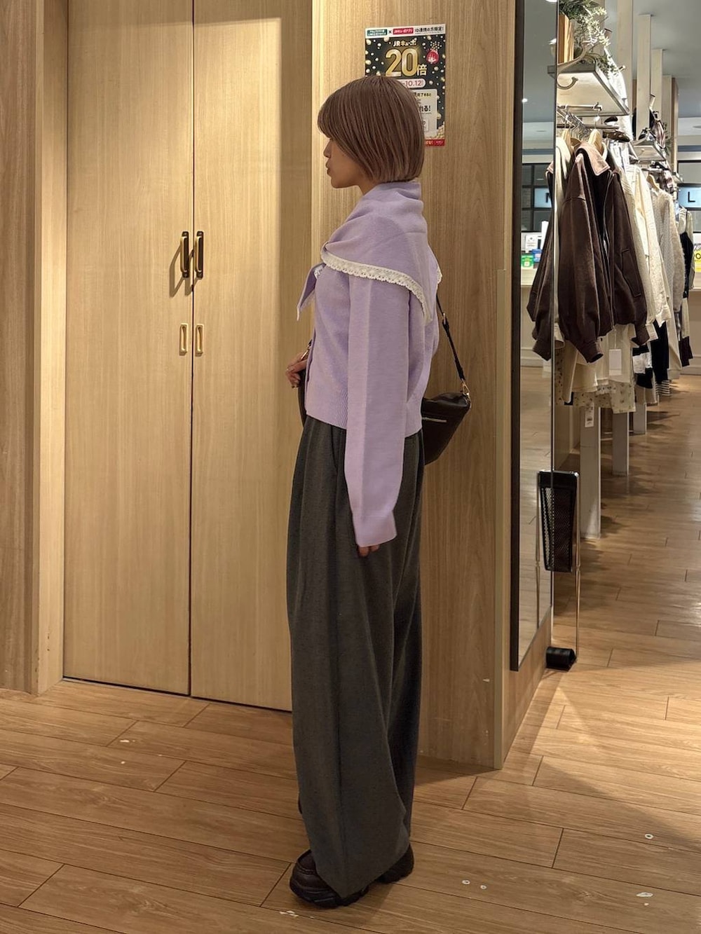ブラウン系のショルダーバッグ、グレー系のその他パンツ、ブラウン系のローファーを着用したレディースの秋コーディネートの2枚目の写真