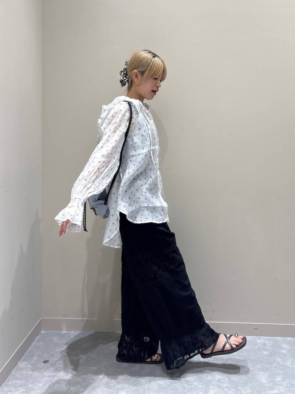 その他のシャツ/ブラウス、ブラウン系のサンダル、ブラック系のその他パンツを着用したレディースの夏コーディネートの4枚目の写真