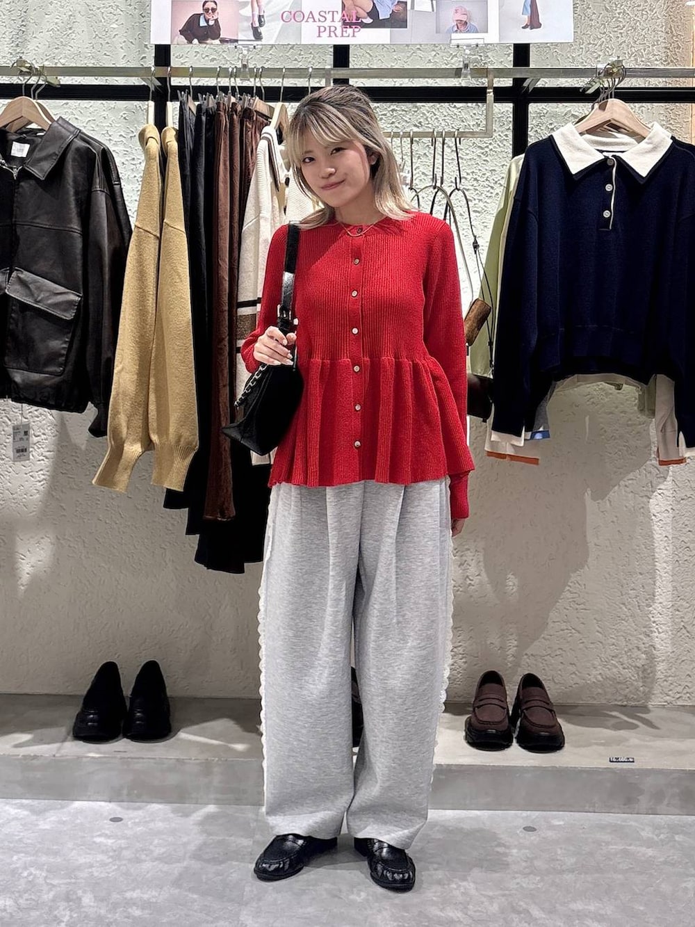 グレー系のスウェットパンツ、ブラック系のショルダーバッグ、ブラック系のローファーを着用したレディースの春コーディネートの5枚目の写真