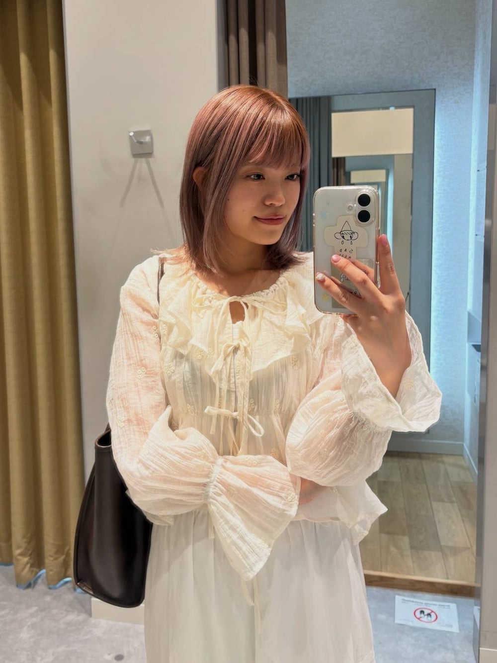 ブラウン系のローファー、ブラウン系のトートバッグ、ホワイト系のスカートを着用したレディースの春コーディネートの6枚目の写真