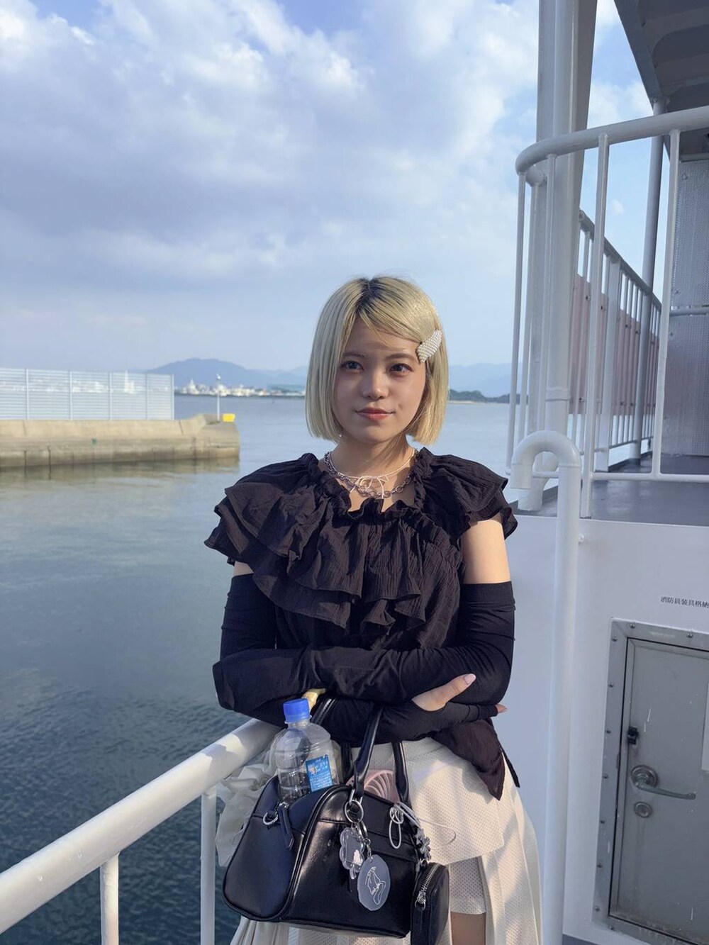 ブラック系のシャツ/ブラウス、ブラック系のショルダーバッグを着用したレディースの夏コーディネートの3枚目の写真