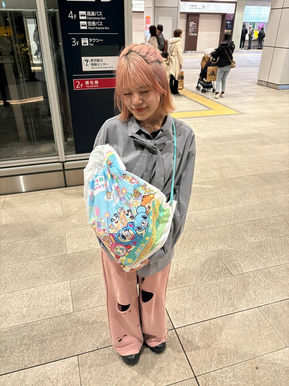 ブラック系のブーツ、ピンク系のスウェットパンツ、ホワイト系のネックレスを着用したレディースの冬コーディネートの3枚目の写真