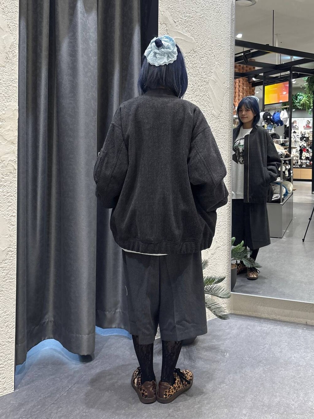 その他のスニーカー、グレー系のその他パンツ、グレー系のMA-1を着用したレディースの冬コーディネートの3枚目の写真