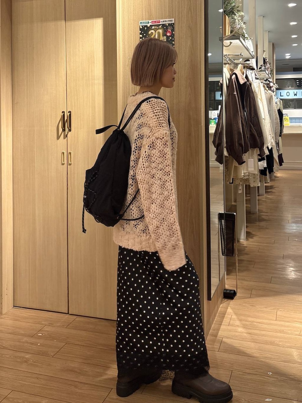 ブラウン系のブーツ、ピンク系のニット/セーター、ブラック系のバックパック/リュックを着用したレディースの秋コーディネートの4枚目の写真