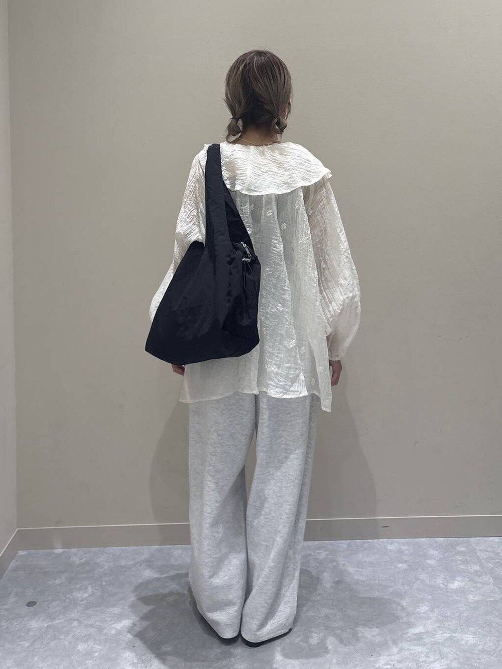 グレー系のスウェットパンツ、ブラック系のサンダル、ブラック系のトートバッグを着用したレディースの春コーディネートの3枚目の写真
