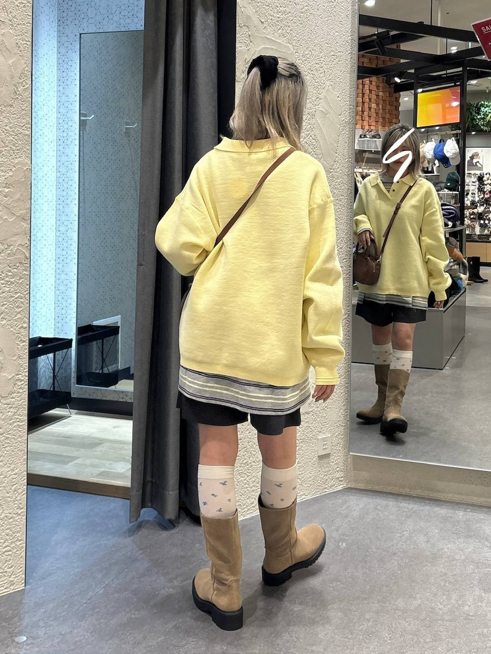 グレー系のその他パンツ、グレー系のTシャツ/カットソー、ブラウン系のボストンバッグを着用したレディースの冬コーディネートの3枚目の写真