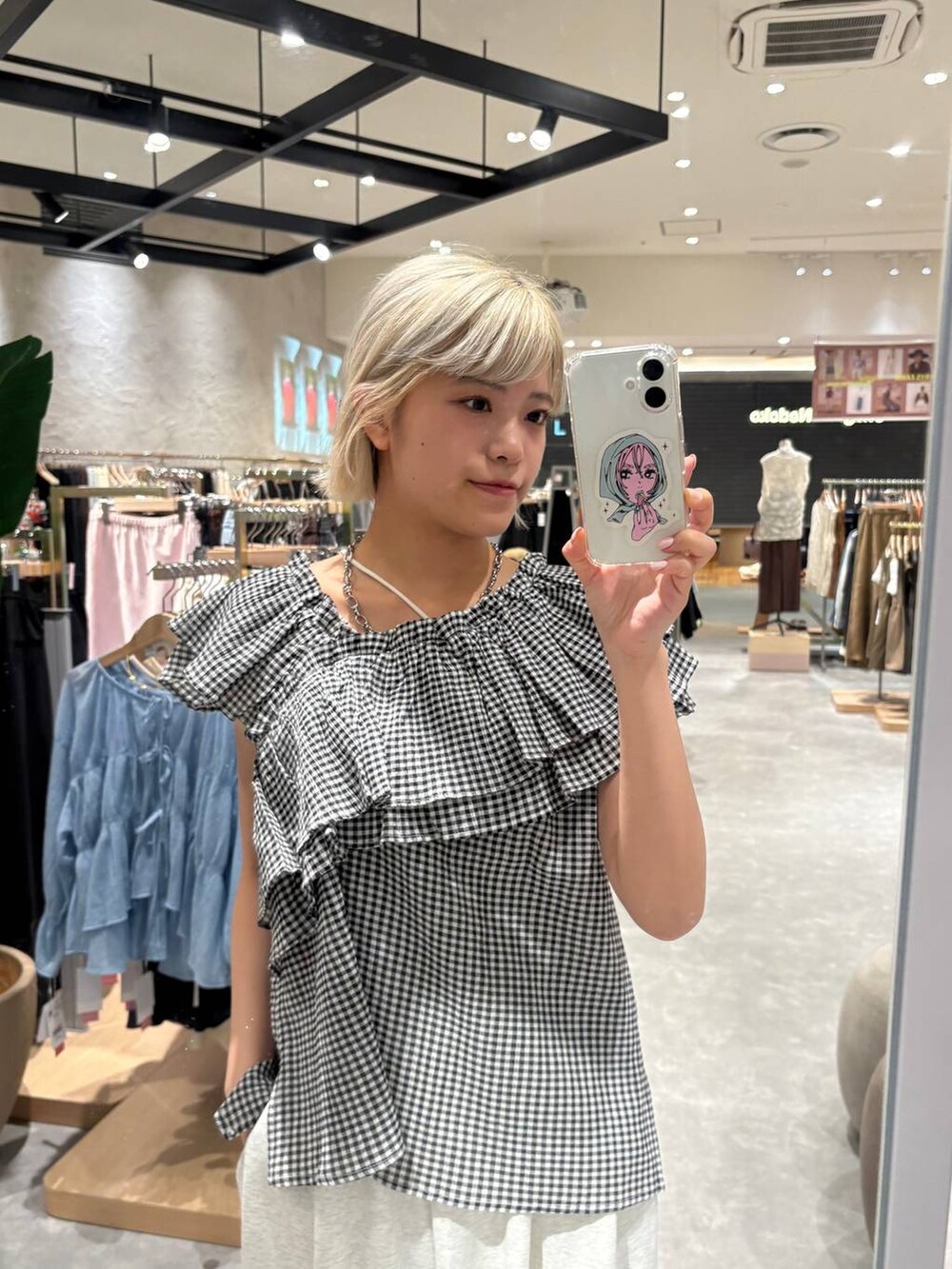 ベージュ系のキャミソール、グレー系のスウェットパンツ、その他のシャツ/ブラウスを着用したレディースの夏コーディネートの2枚目の写真