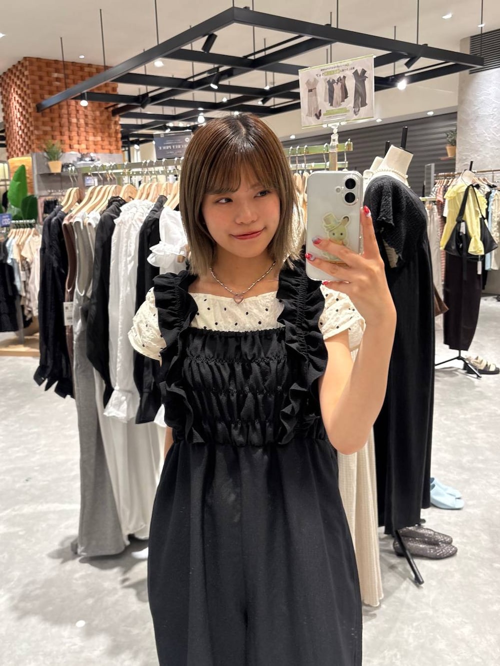 その他のシャツ/ブラウス、ブラック系のサロペット/オーバーオール、ピンク系のネックレスを着用したレディースの夏コーディネートの4枚目の写真