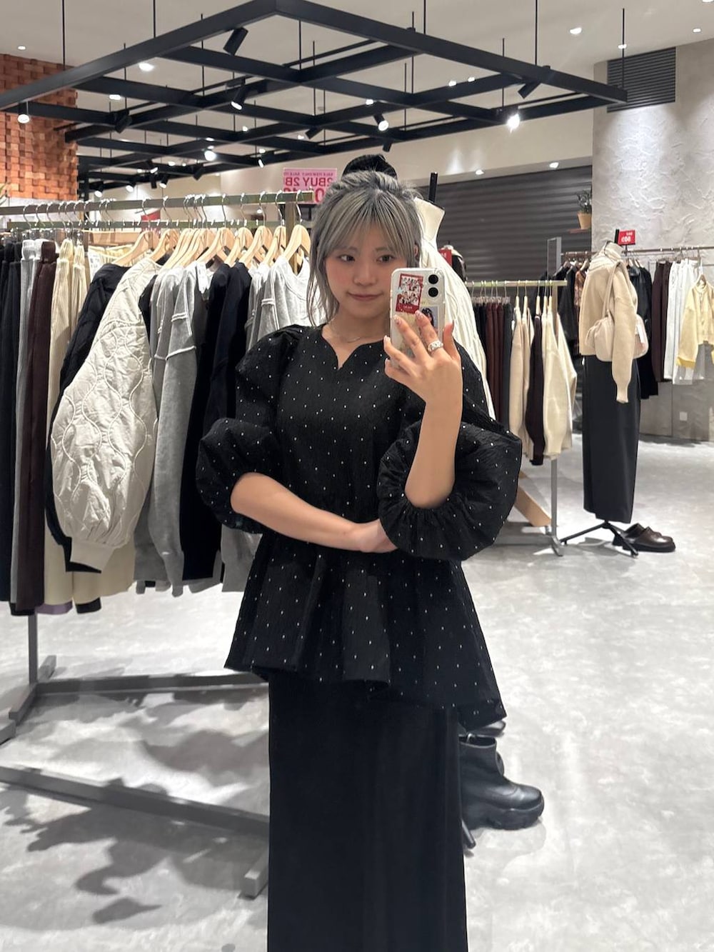 ブラック系のスカート、ブラック系のシャツ/ブラウスを着用したレディースの冬コーディネートの2枚目の写真