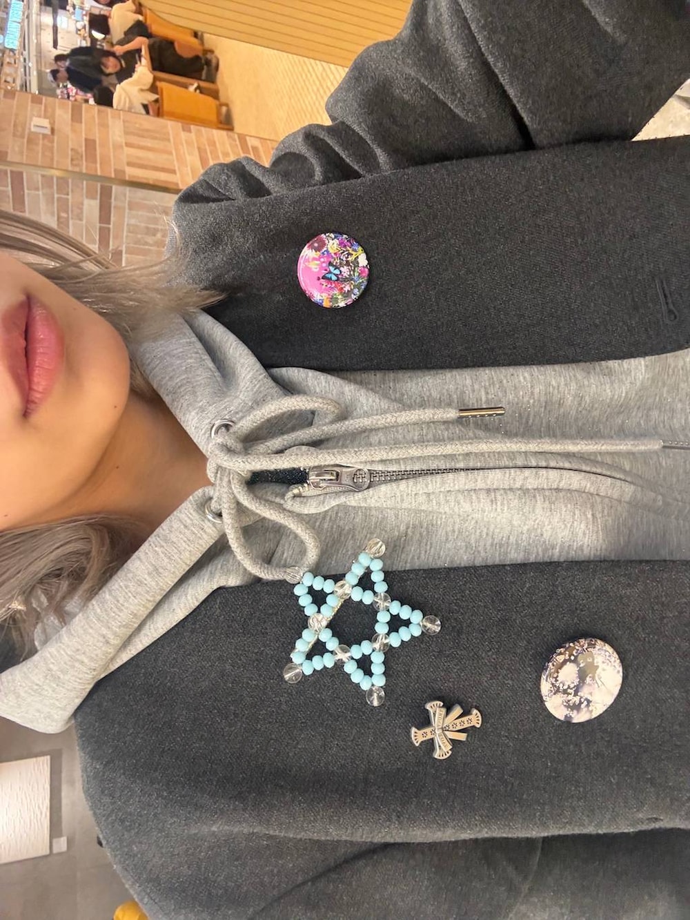 グレー系のテーラードジャケット、グレー系のパーカーを着用したレディースの冬コーディネートの4枚目の写真