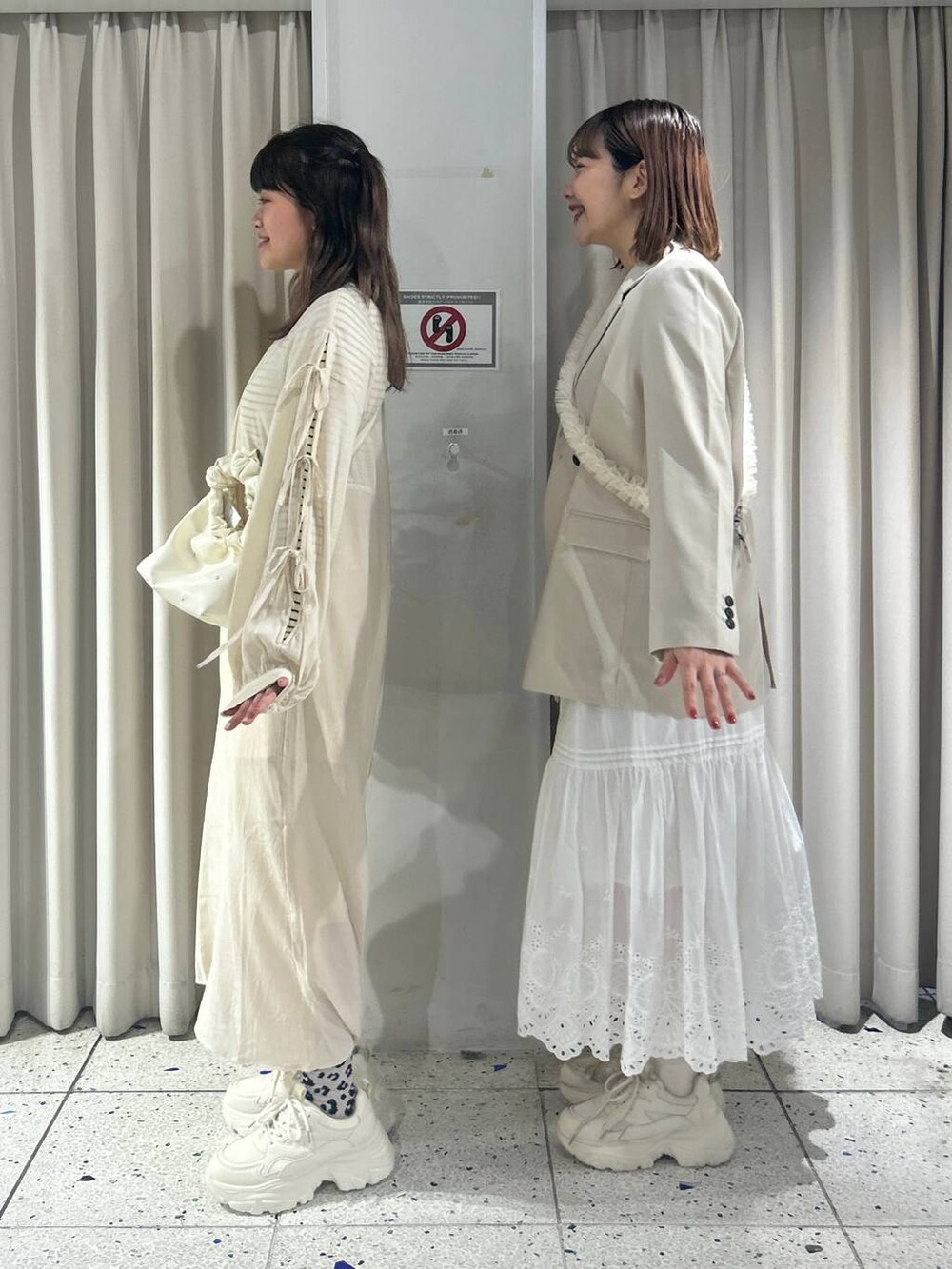 ベージュ系のハンドバッグ、ホワイト系のスニーカー、ホワイト系のスニーカーを着用したレディースの冬コーディネートの2枚目の写真