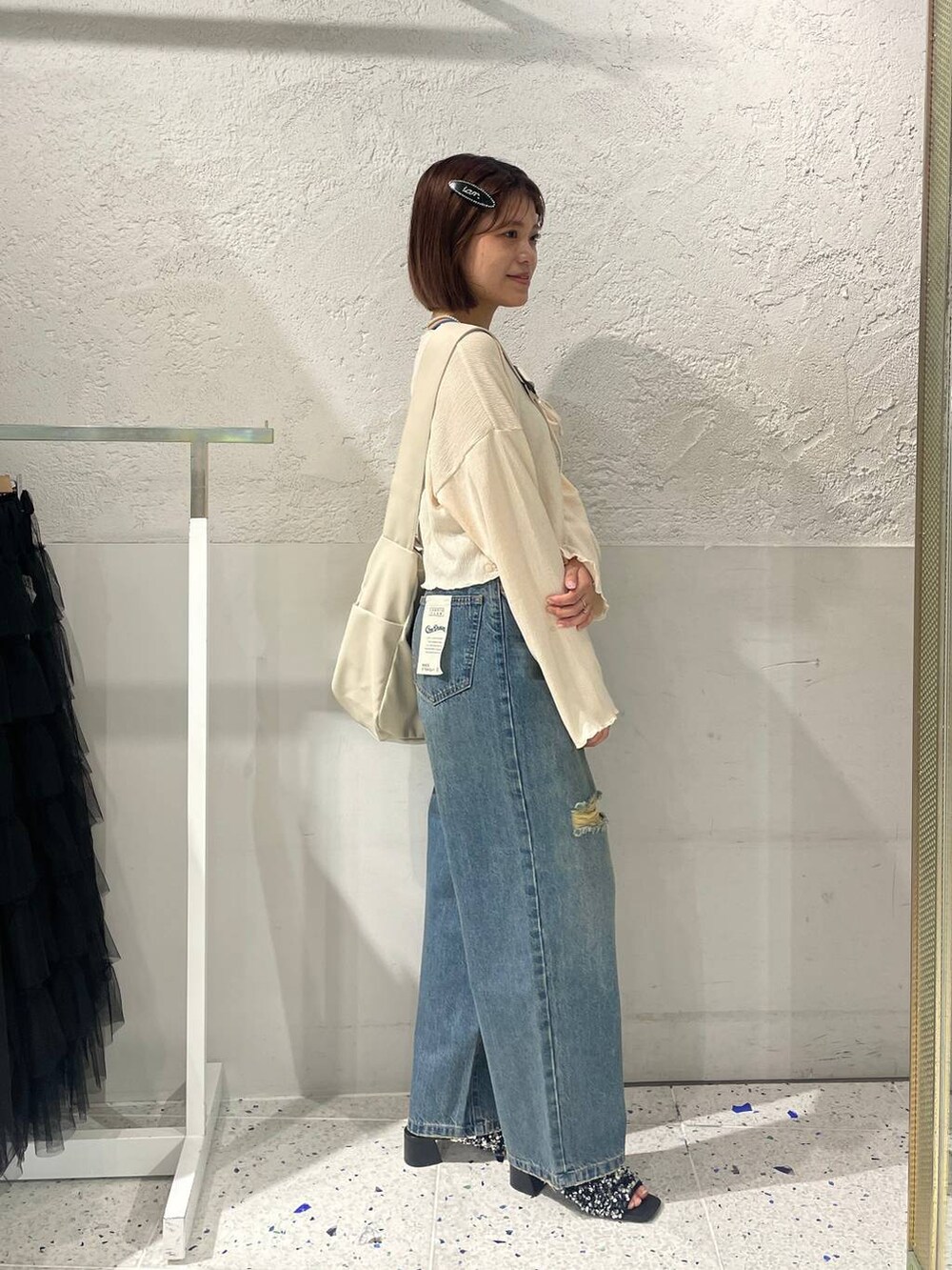 シルバー系のサンダル、ホワイト系のボディバッグ/ウエストポーチ、ブルー系のタンクトップを着用したレディースの夏コーディネートの4枚目の写真