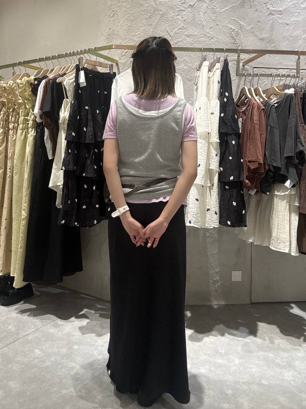 ブラック系のスカート、グレー系のタンクトップ、ピンク系のTシャツ/カットソーを着用したレディースの夏コーディネートの3枚目の写真