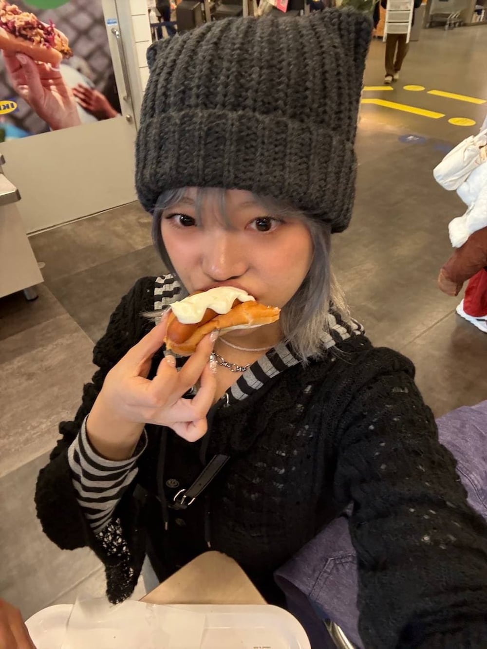 ブラック系のカーディガン/ボレロ、グレー系のニットキャップ/ビーニーを着用したレディースの冬コーディネートの3枚目の写真