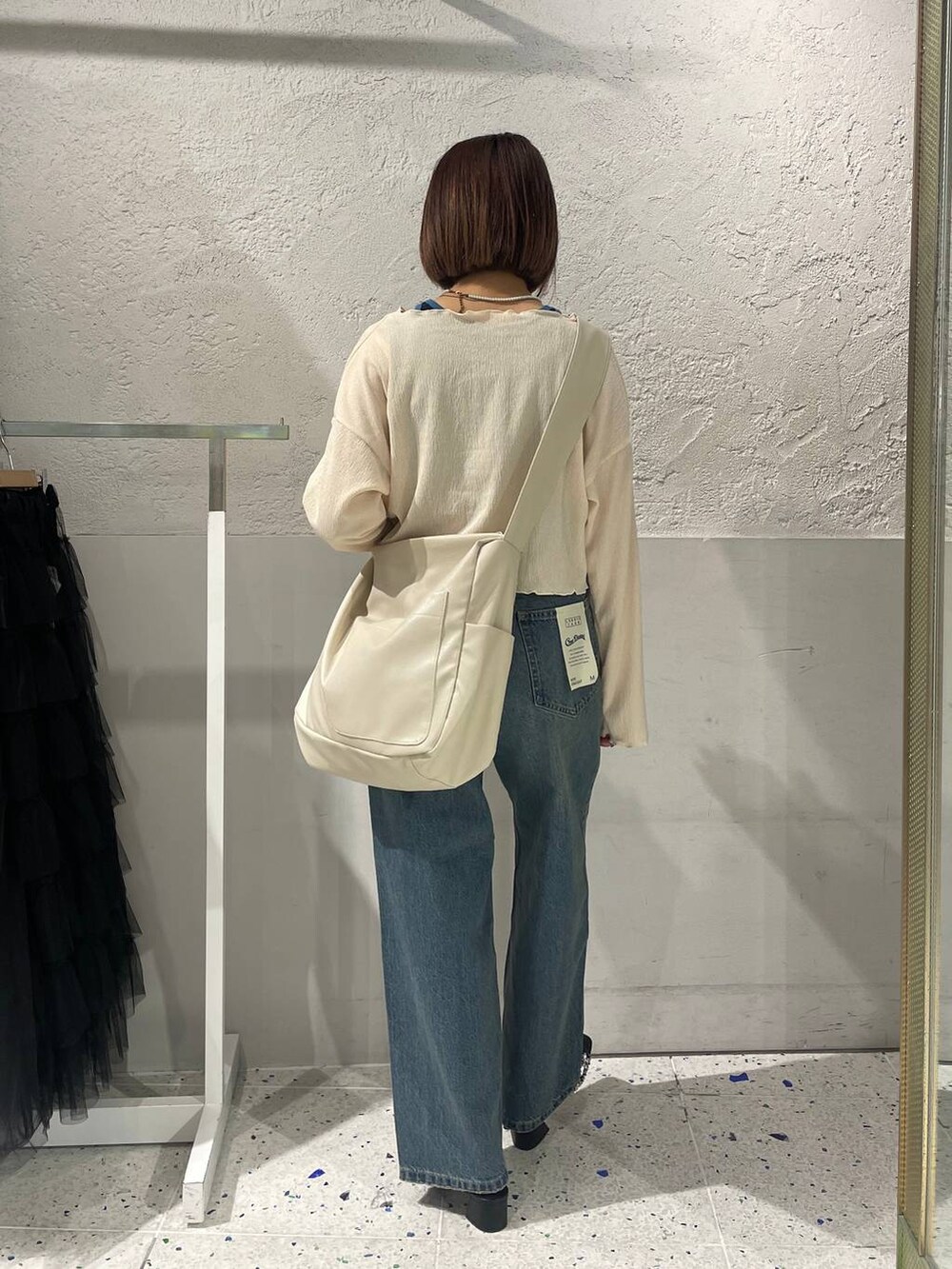 シルバー系のサンダル、ホワイト系のボディバッグ/ウエストポーチ、ブルー系のタンクトップを着用したレディースの夏コーディネートの3枚目の写真