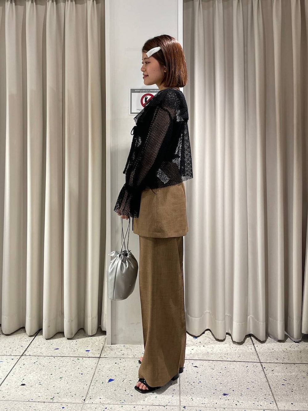 ベージュ系のその他パンツ、ブラック系のシャツ/ブラウス、ブラック系のキャミソールを着用したレディースの夏コーディネートの2枚目の写真