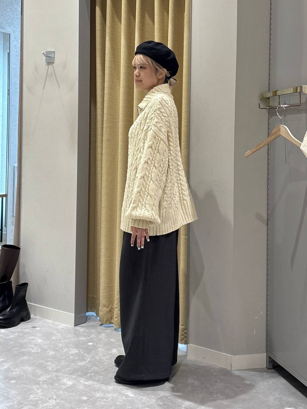 グレー系のその他パンツ、ブラック系のローファー、ホワイト系のカーディガン/ボレロを着用したレディースの秋コーディネートの2枚目の写真