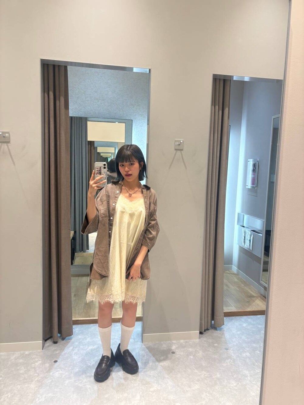 ブラウン系のローファー、ブラウン系のその他パンツ、ホワイト系のワンピースを着用したレディースの春コーディネートの5枚目の写真