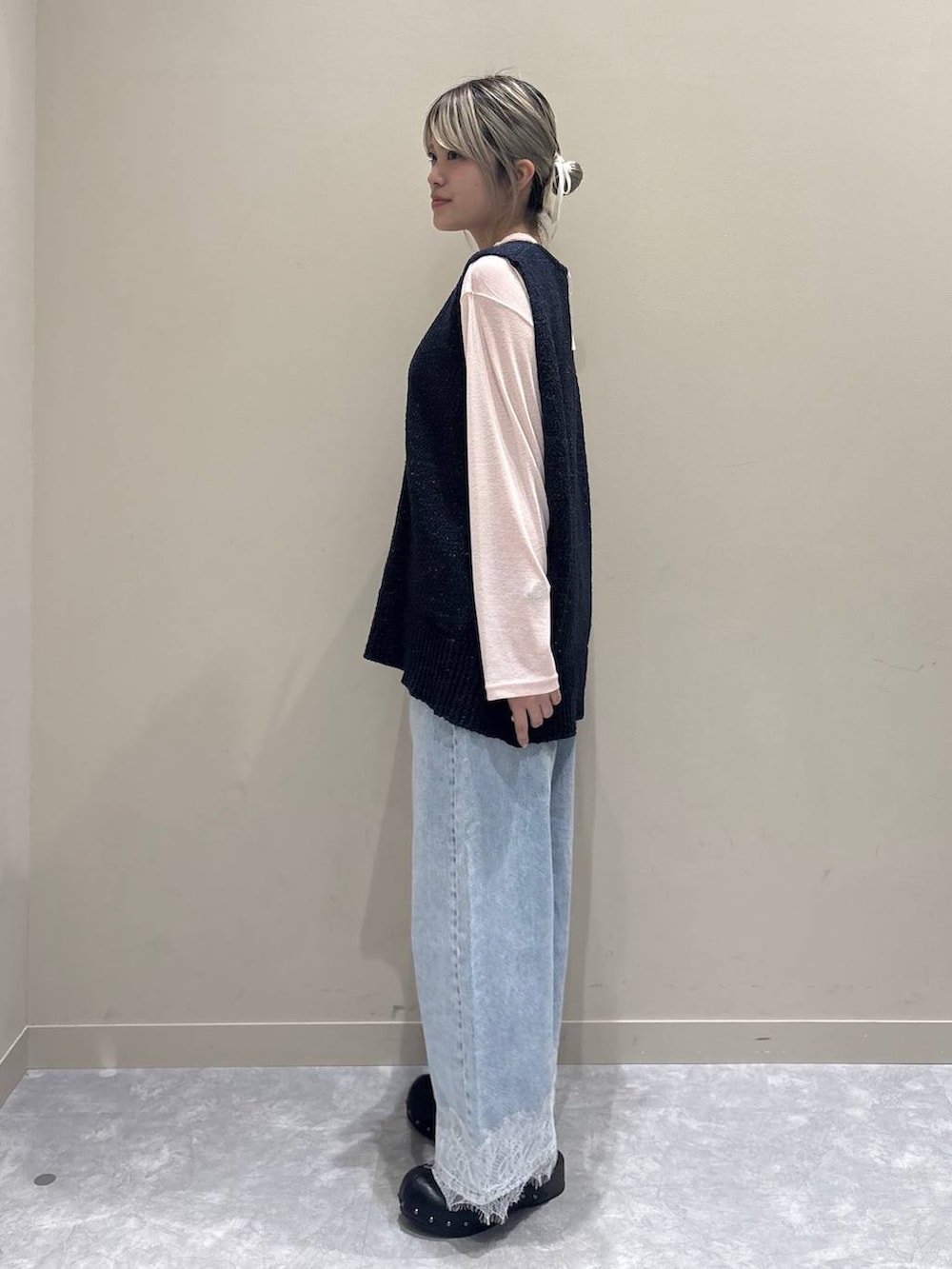 ピンク系のTシャツ/カットソー、ブルー系のデニムパンツ、ブラック系のサンダルを着用したレディースの春コーディネートの2枚目の写真