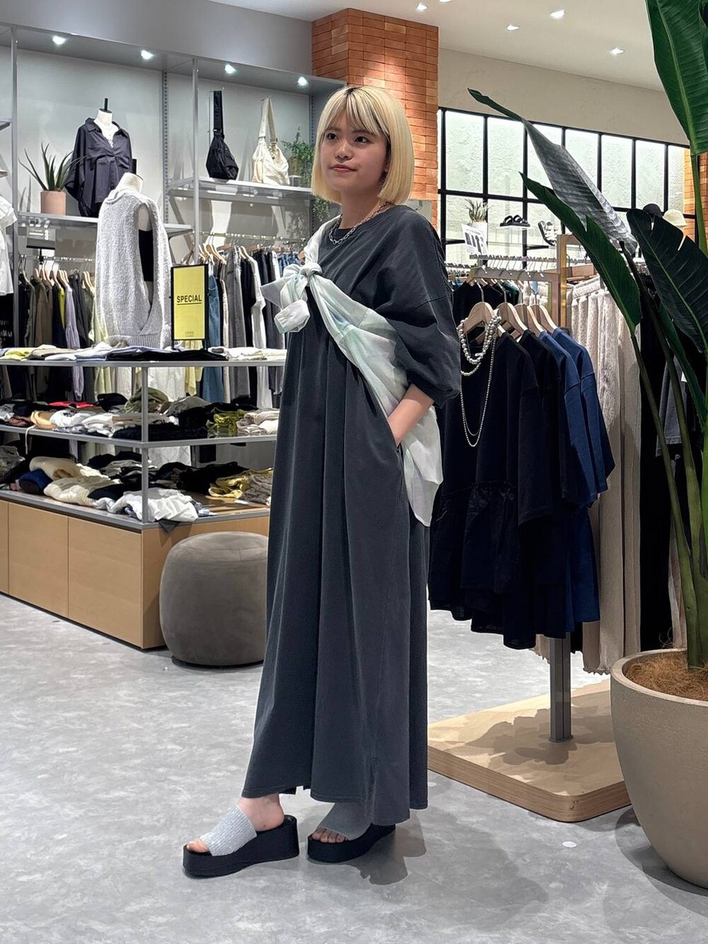 その他のシャツ/ブラウス、シルバー系のサンダル、ブラック系のワンピースを着用したレディースの夏コーディネートの2枚目の写真