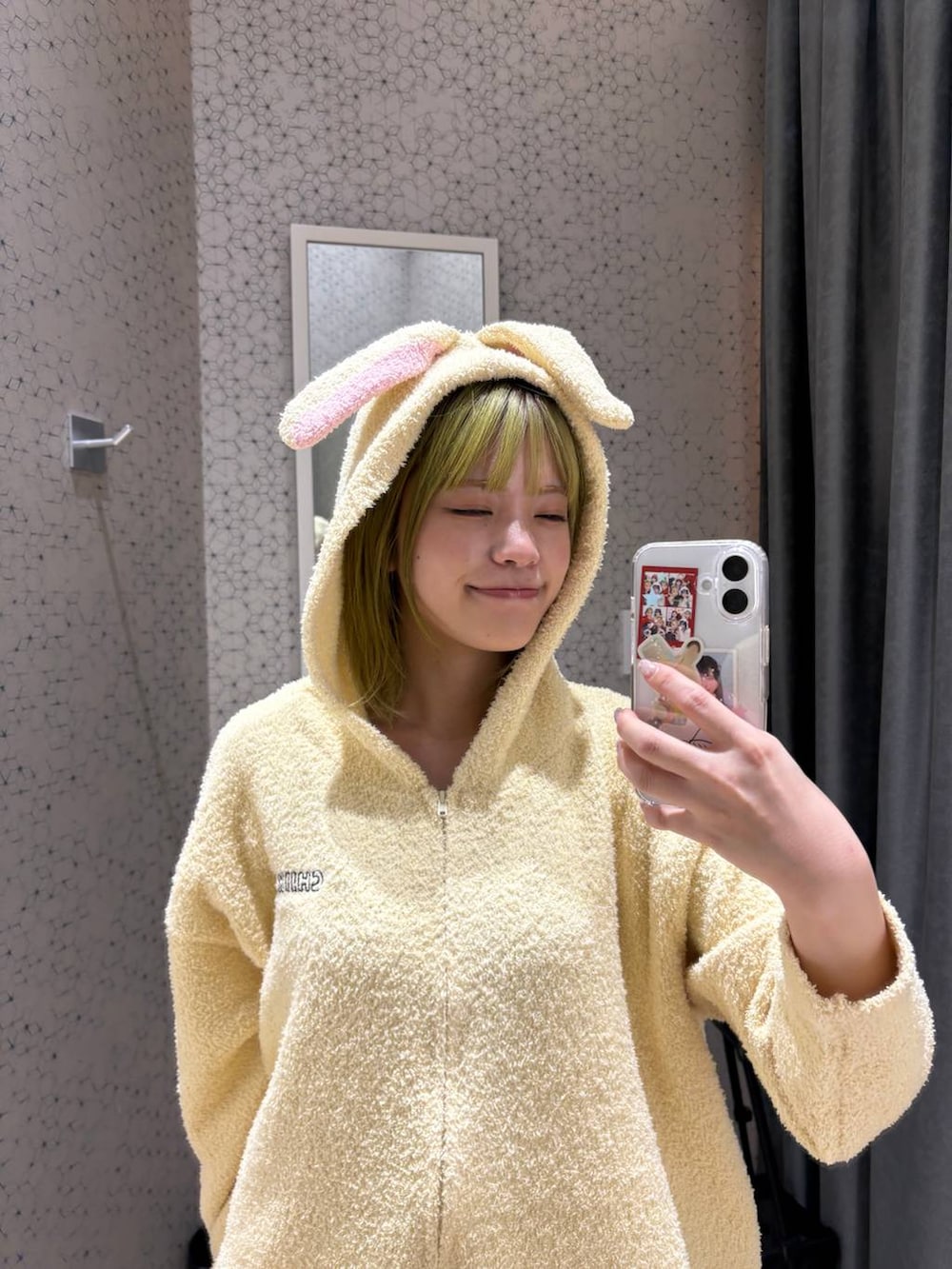 イエロー系のルームウェア/パジャマを着用したレディースの冬コーディネートの3枚目の写真